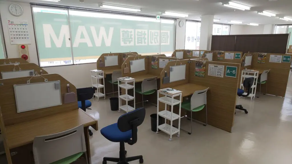 64677_個別指導wam 初石駅前校_教室内