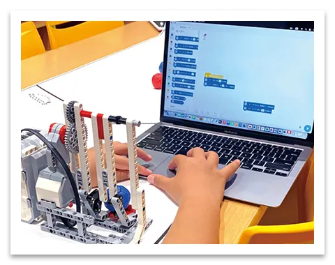 ロボッチャスクールの授業風景_プログラミングする生徒