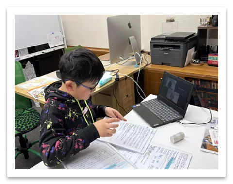 知窓学舎のオンライン授業を受ける生徒の様子
