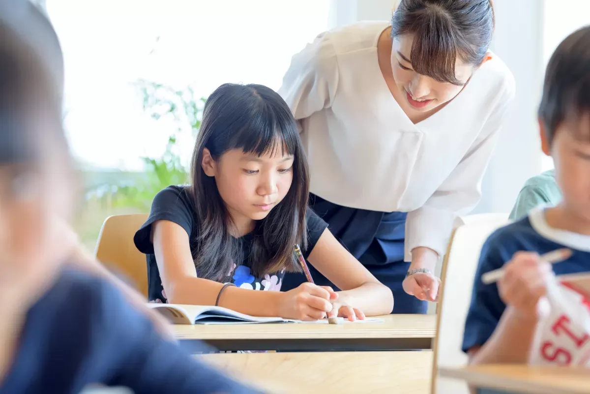 小学生と講師の画像