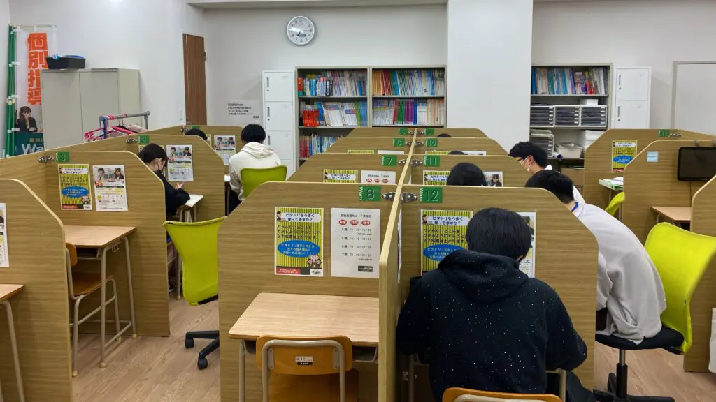 56786_個別指導wam 下貝塚校_教室内