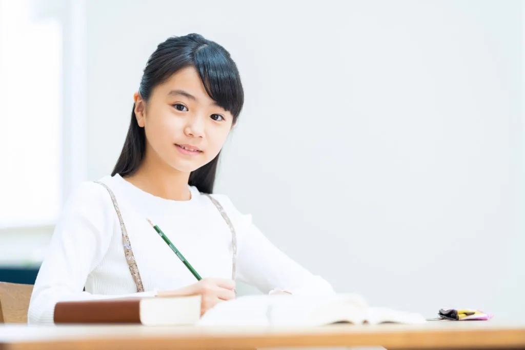 小学生女の子勉強中-3-1024x682