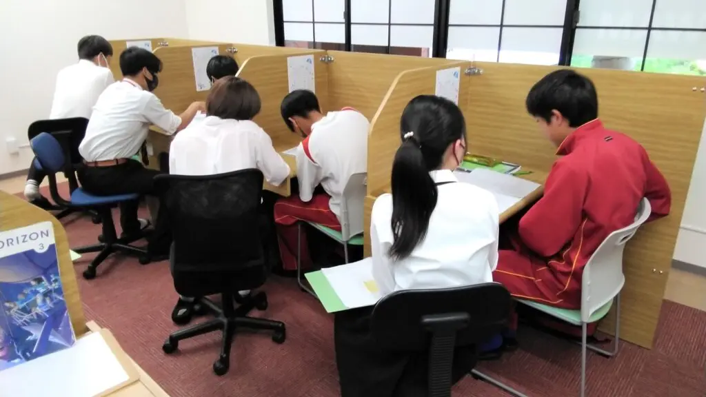 56802_個別指導wam ふじと台校_教室内