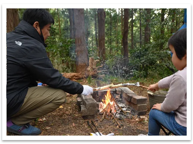原っぱ大学に参加する親子の写真