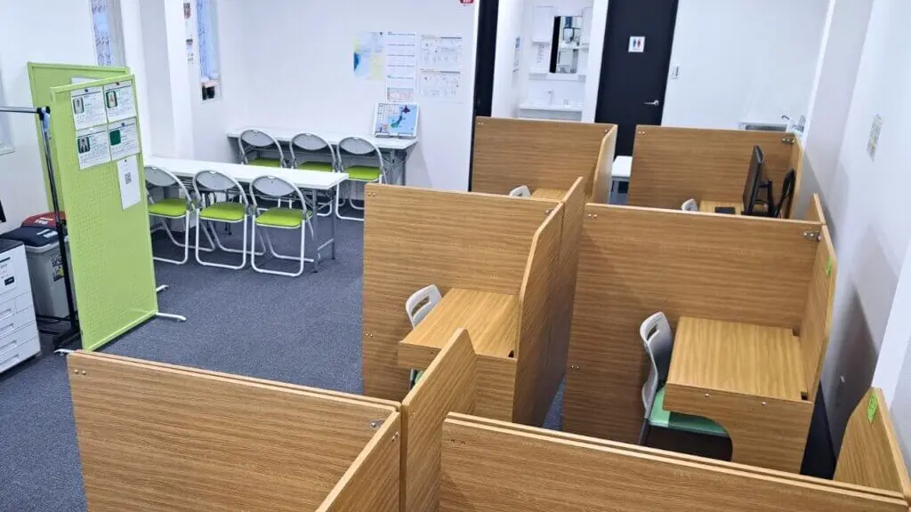 135410_個別指導wam 鳳駅前校_教室内