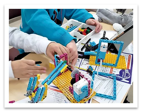 ロボッチャスクールの授業風景3_ロボットを組み立てる生徒