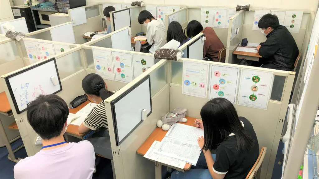 56701_個別指導wam 岩出那高前校_教室内