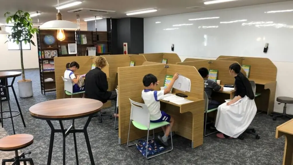 133448_個別指導wam 学園南校_教室内