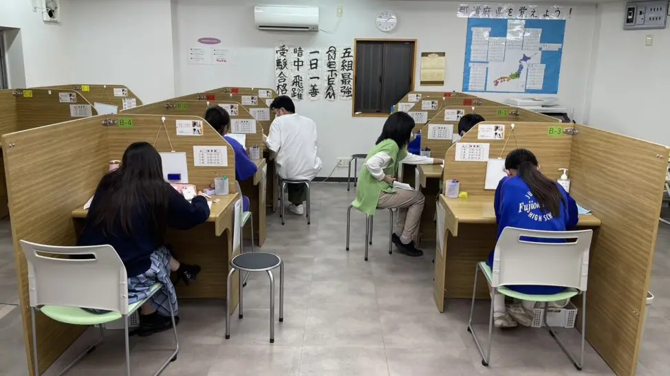 140484_個別指導wam 藤岡校_教室内