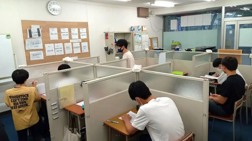 56728_個別指導wam 日下校_教室内