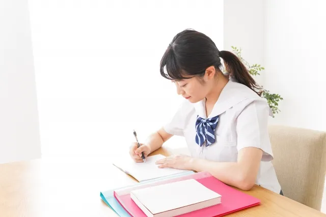 家庭学習に集中する中学生